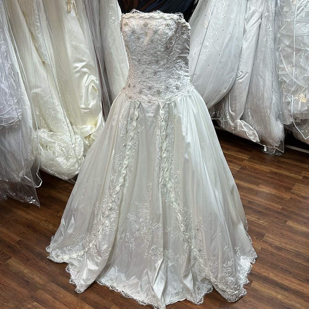 Strapless White Lace Applique Wedding Ball Gown
